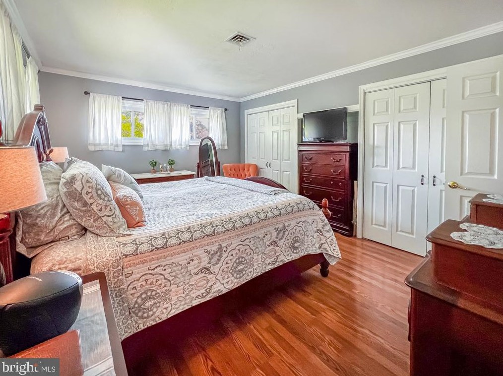 41 Sugarplum Rd, Levittown PA 19056-2220 exterior