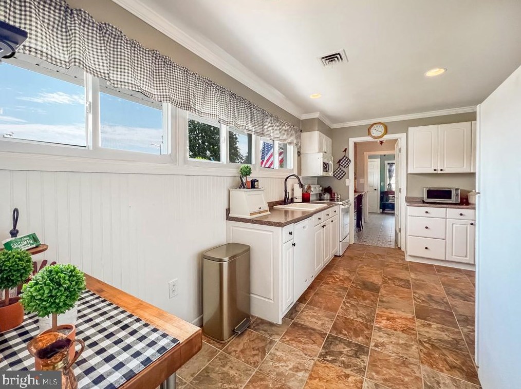 41 Sugarplum Rd, Levittown PA 19056-2220 exterior