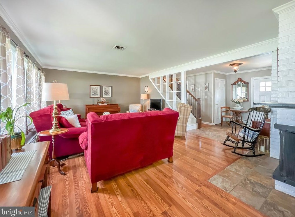 41 Sugarplum Rd, Levittown PA 19056-2220 exterior