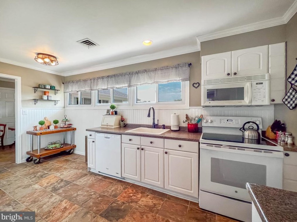 41 Sugarplum Rd, Levittown PA 19056-2220 exterior