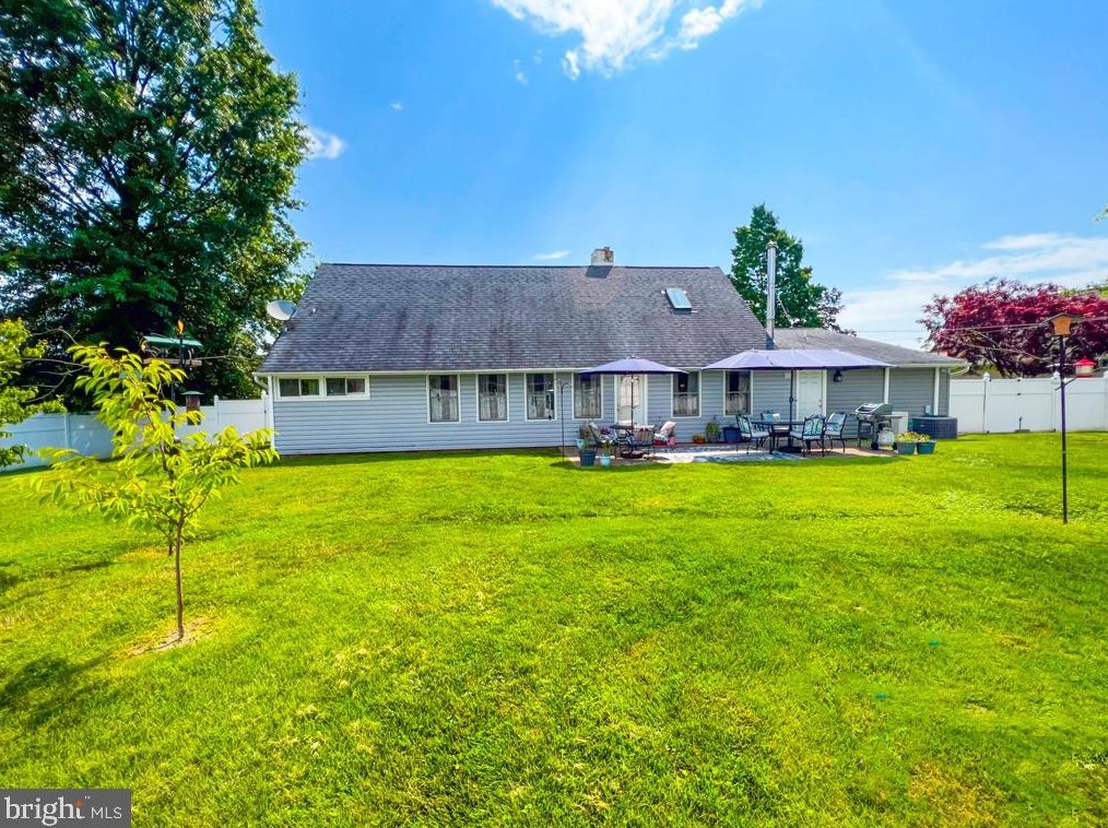 41 Sugarplum Rd, Levittown PA 19056-2220 exterior