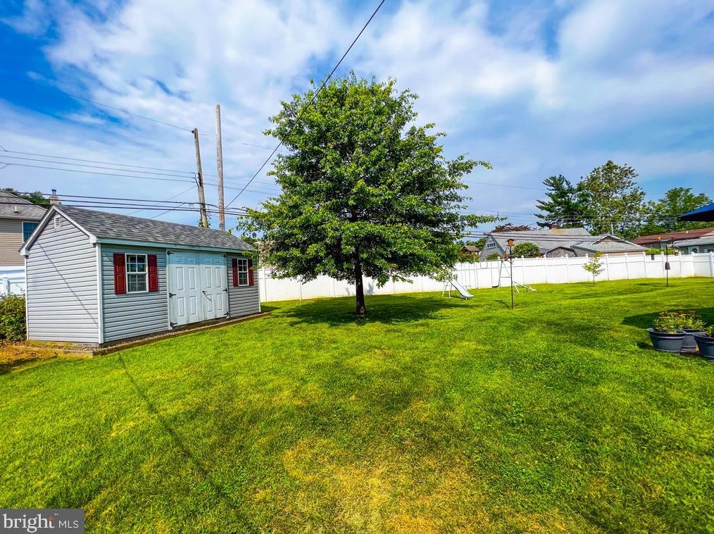 41 Sugarplum Rd, Levittown PA 19056-2220 exterior