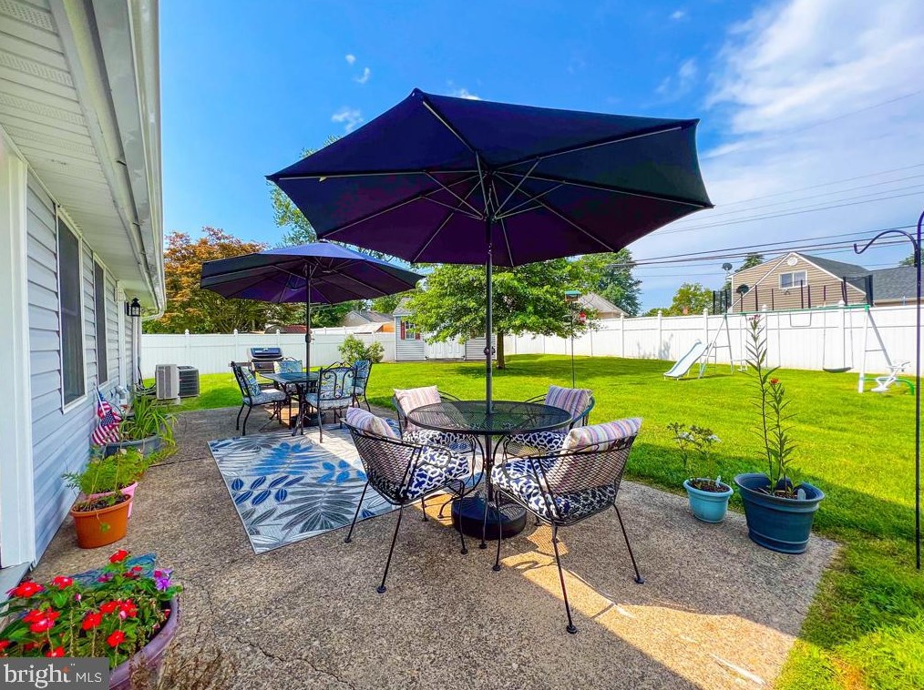 41 Sugarplum Rd, Levittown PA 19056-2220 exterior