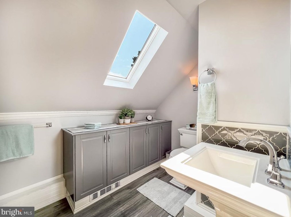 41 Sugarplum Rd, Levittown PA 19056-2220 exterior