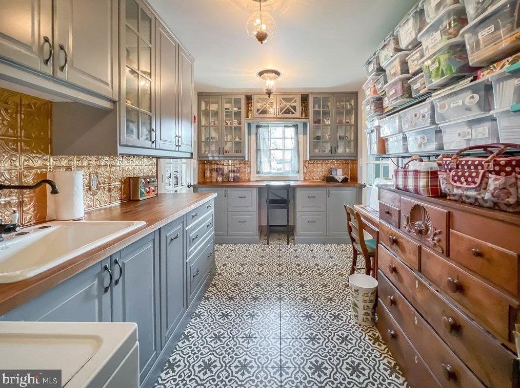 41 Sugarplum Rd, Levittown PA 19056-2220 exterior