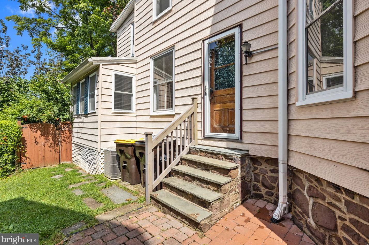 26 Chancellor St, Upper Makefield PA 18940-2107 exterior