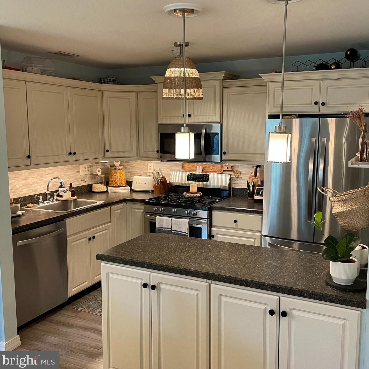 407 Diamond Dr, Upper Makefield PA 18940-2430 exterior