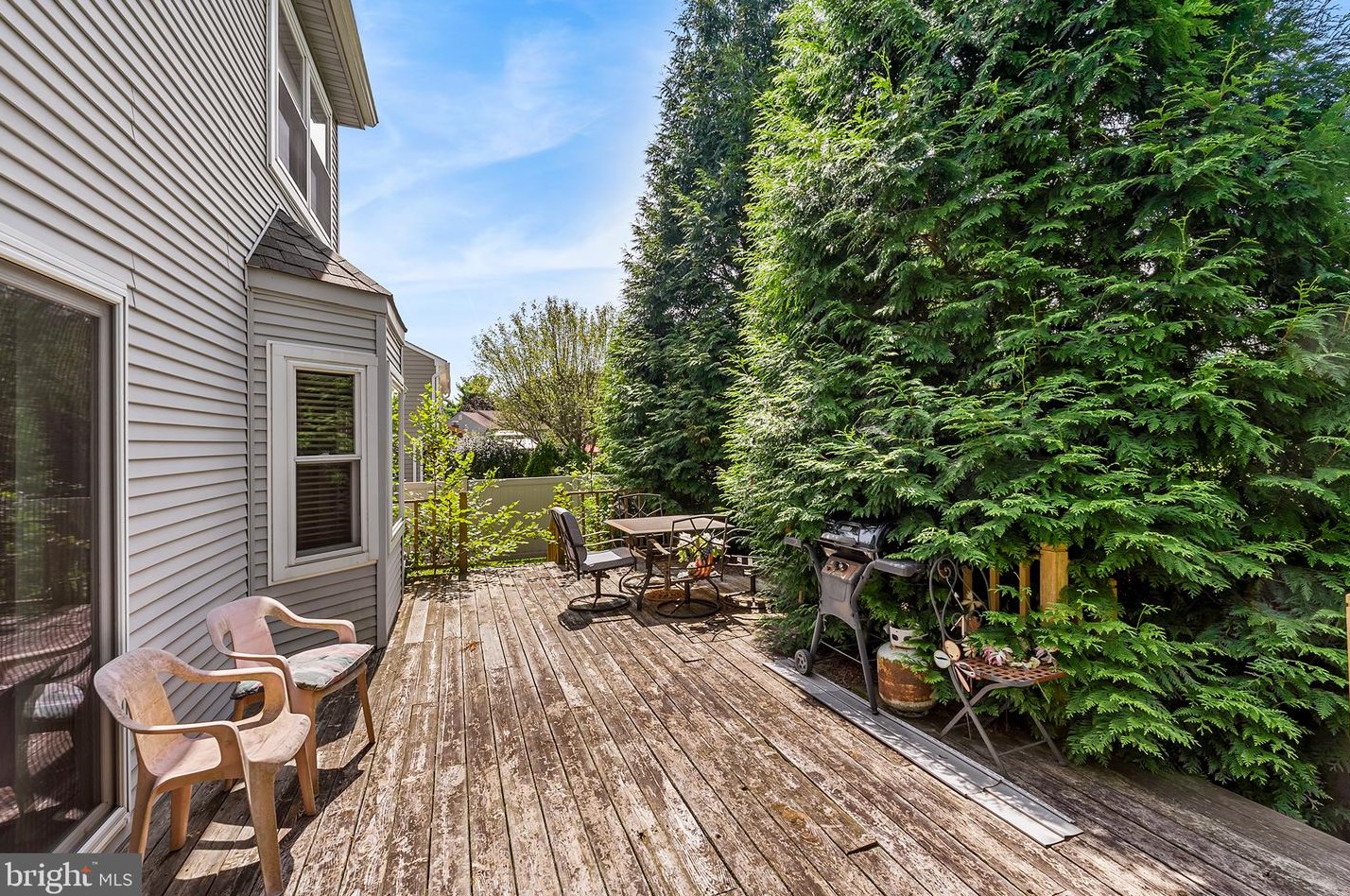 2049 Wellington Rd, Upper Makefield PA 18940-3710 exterior