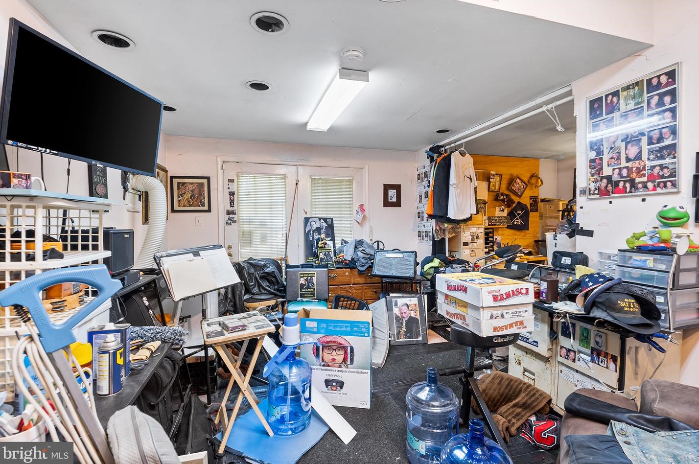 2049 Wellington Rd, Upper Makefield PA 18940-3710 exterior