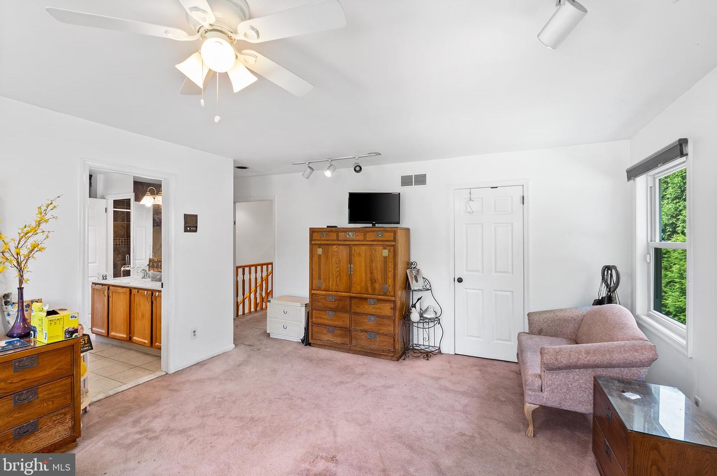 2049 Wellington Rd, Upper Makefield PA 18940-3710 exterior