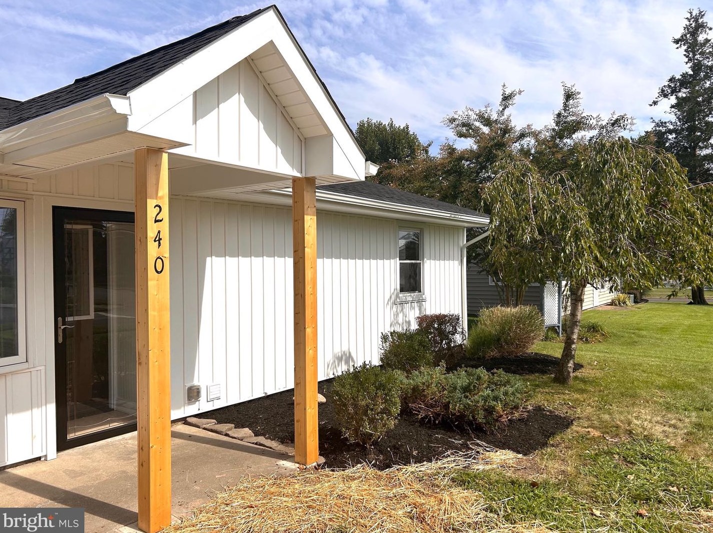 240 Goldenridge Dr, Levittown PA  19057-3417 exterior