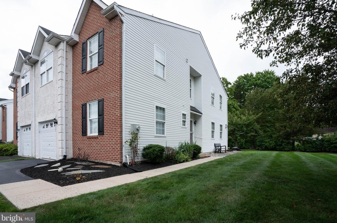 244 Hampshire Dr, Sellersville PA  18960-2877 exterior