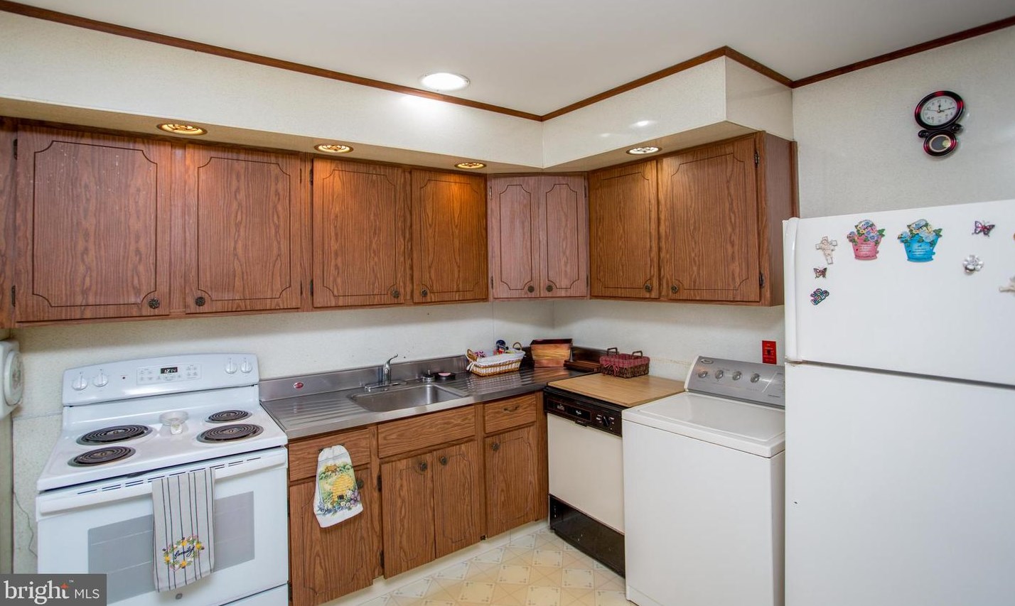 5 Cardinal Rd, Levittown PA  19057-1619 exterior