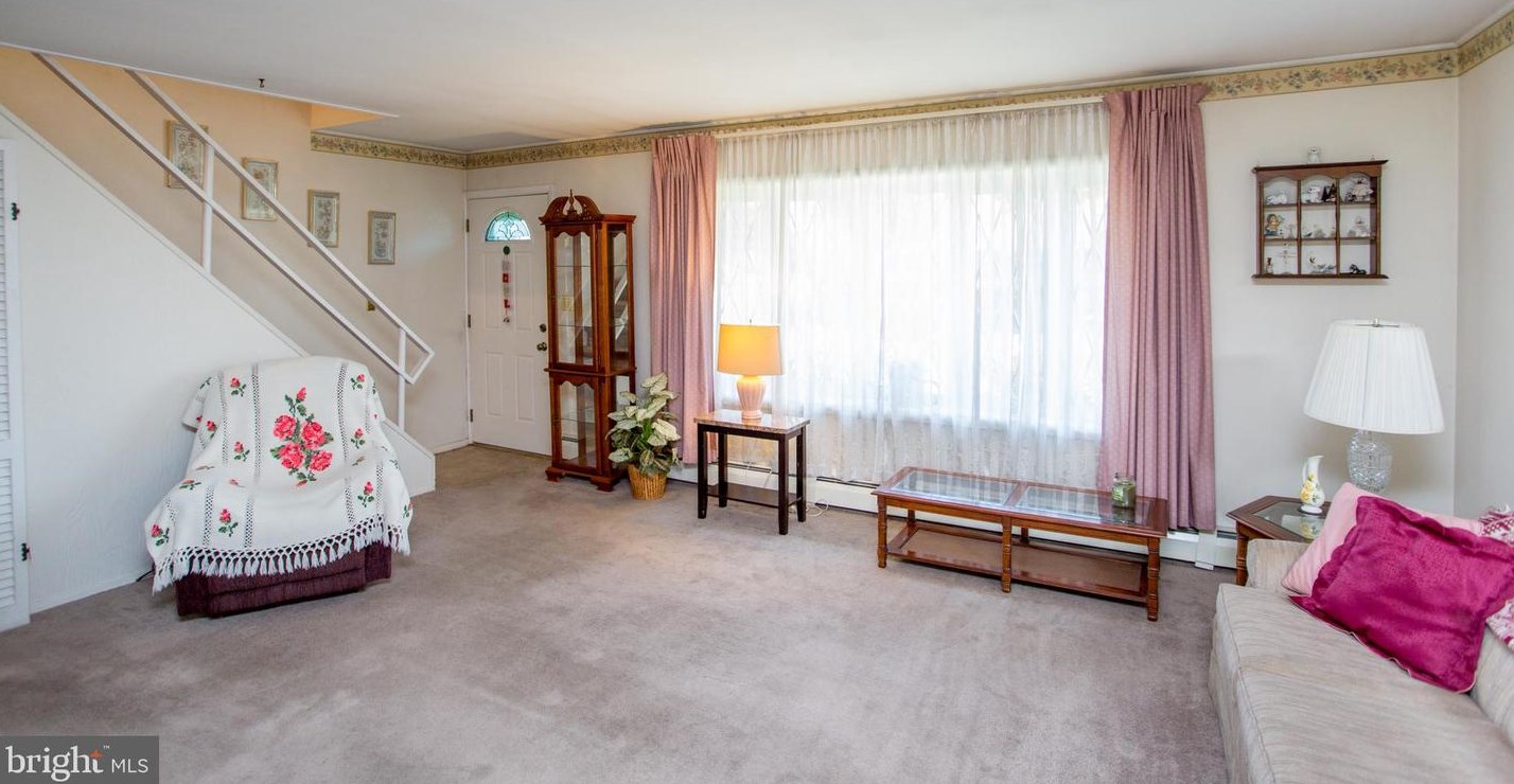 5 Cardinal Rd, Levittown PA  19057-1619 exterior