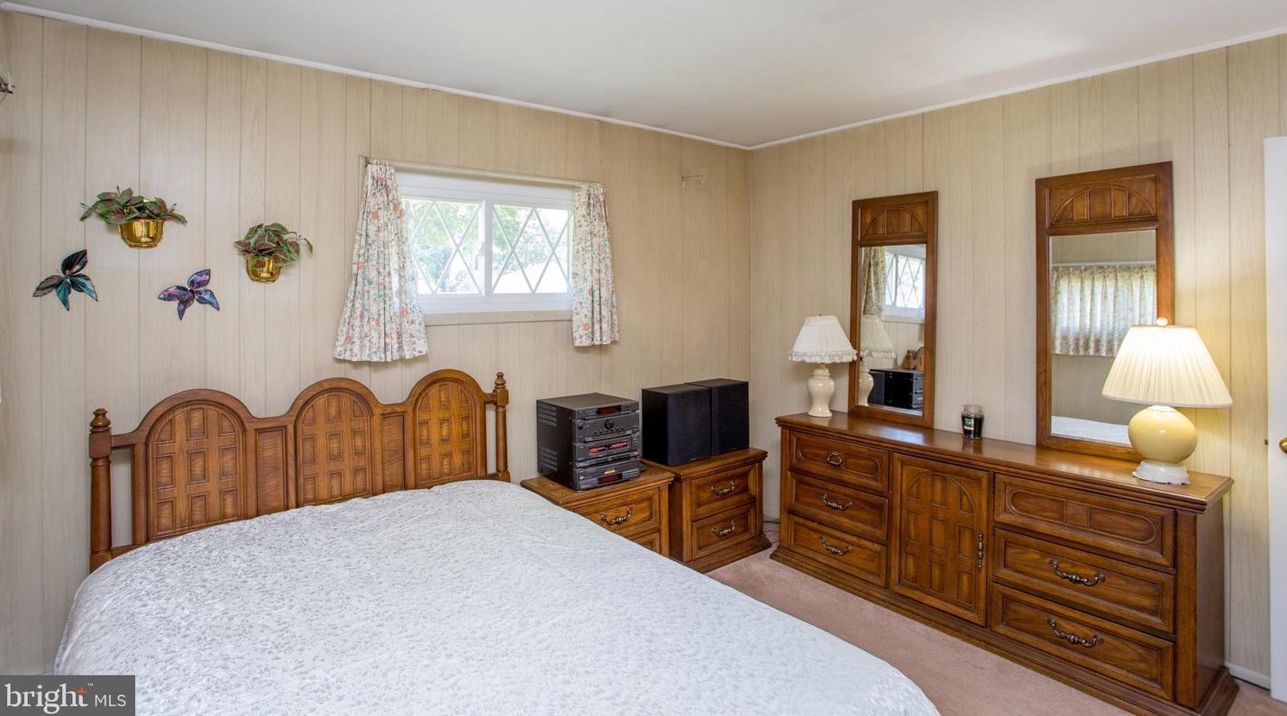 5 Cardinal Rd, Levittown PA  19057-1619 exterior