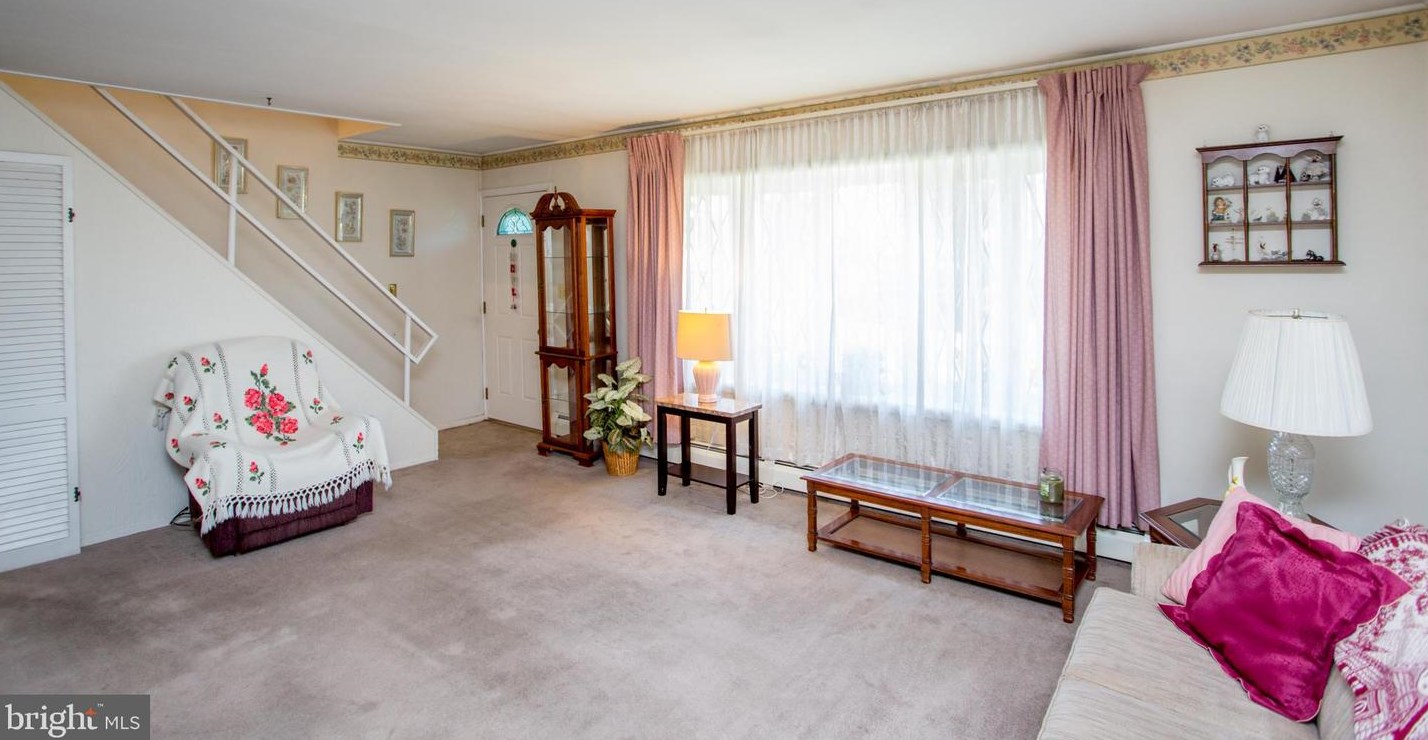 5 Cardinal Rd, Levittown PA  19057-1619 exterior