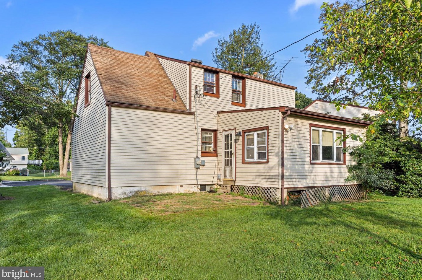 22 Oak Ave, Langhorne PA  19047-5326 exterior