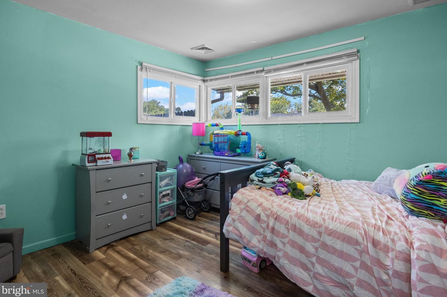 219 Plumbridge Dr, Levittown PA 19056-3536 exterior