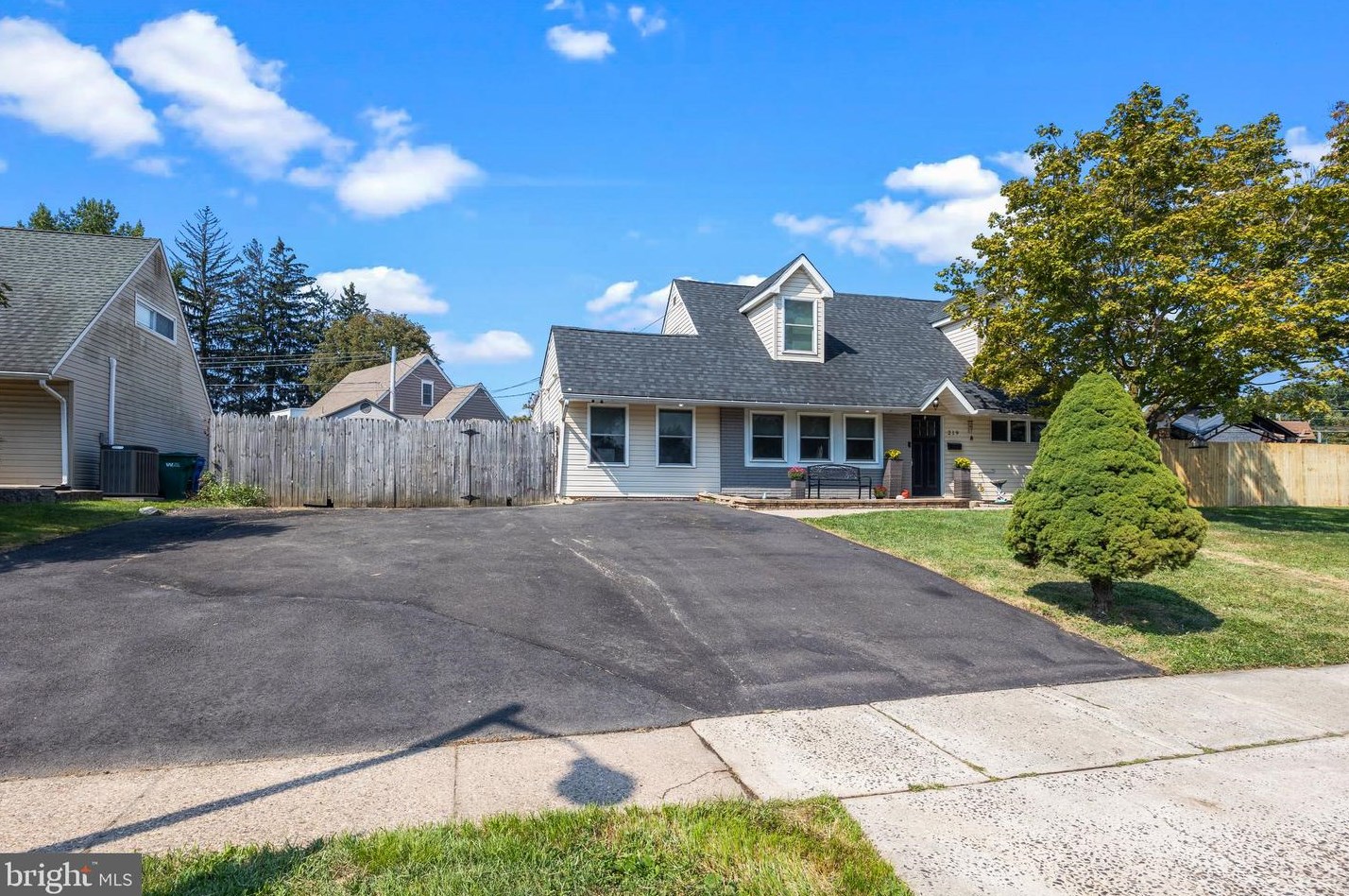 219 Plumbridge Dr, Levittown PA 19056-3536 exterior