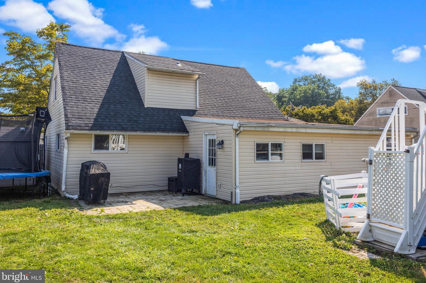 219 Plumbridge Dr, Levittown PA 19056-3536 exterior