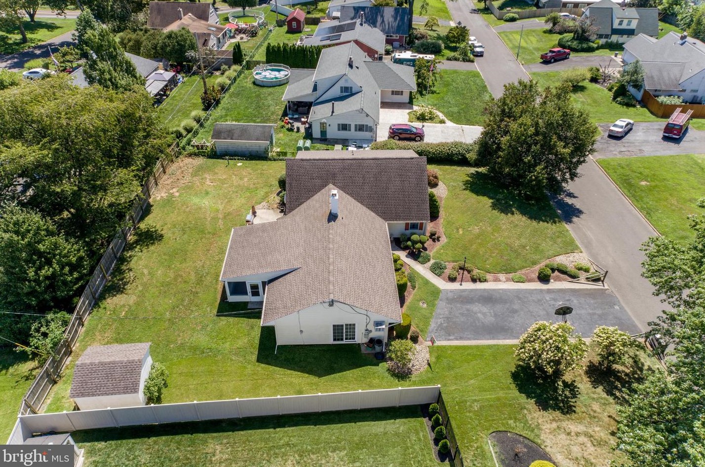 20 Sugarplum Rd, Levittown PA 19056-2221 exterior