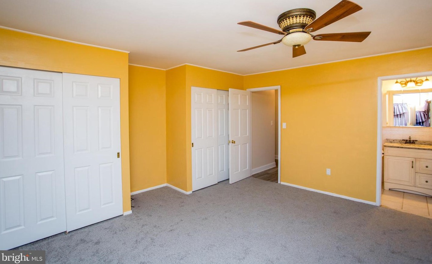 20 Sugarplum Rd, Levittown PA 19056-2221 exterior