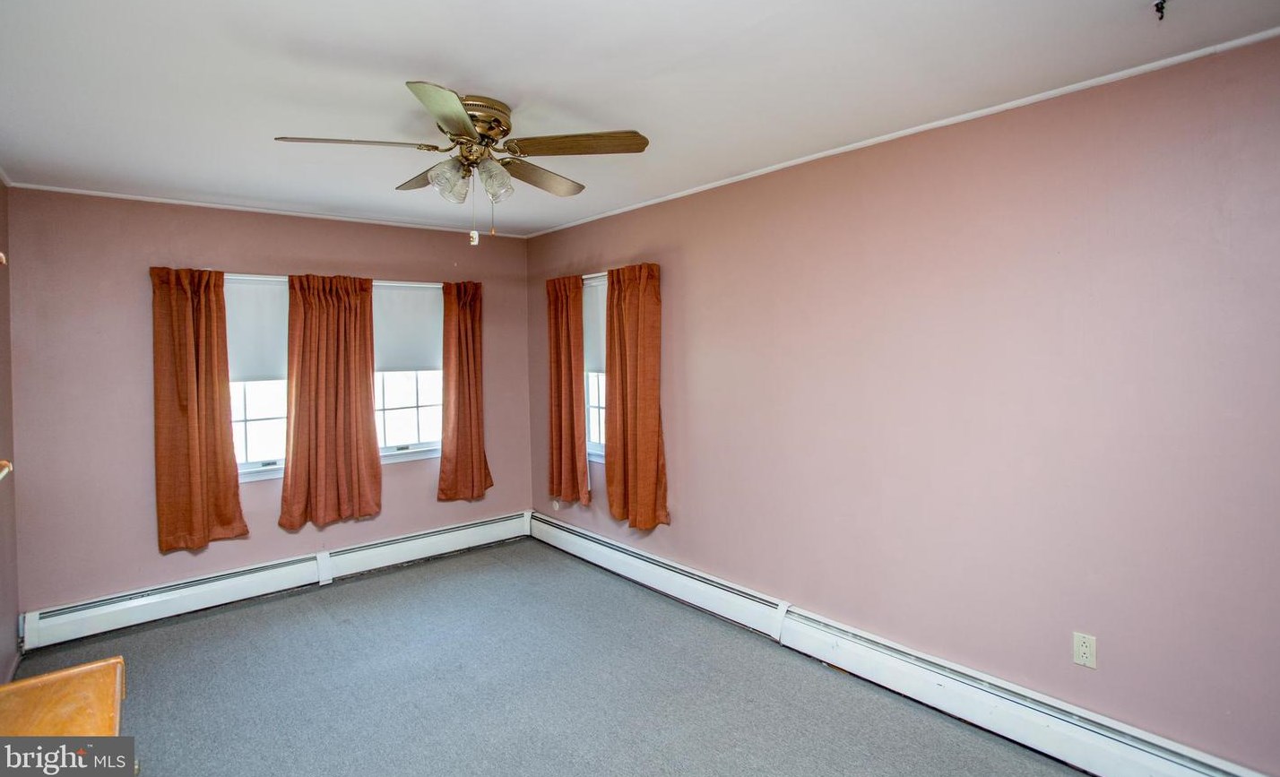 20 Sugarplum Rd, Levittown PA 19056-2221 exterior