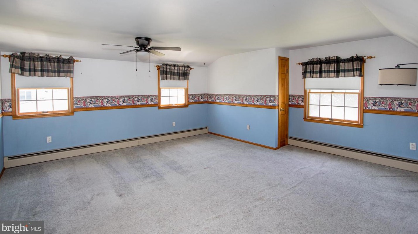 20 Sugarplum Rd, Levittown PA 19056-2221 exterior