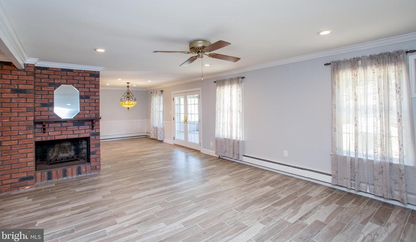 20 Sugarplum Rd, Levittown PA 19056-2221 exterior