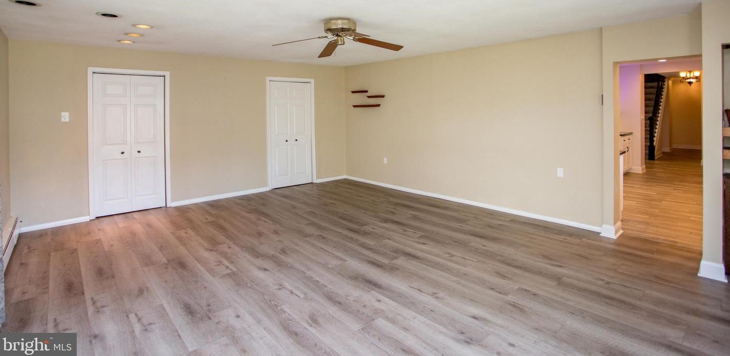 20 Sugarplum Rd, Levittown PA 19056-2221 exterior