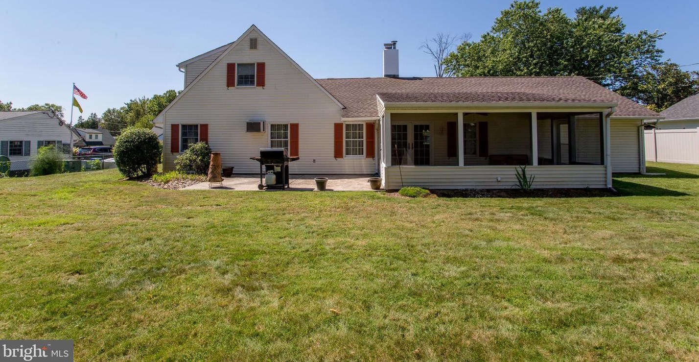 20 Sugarplum Rd, Levittown PA 19056-2221 exterior