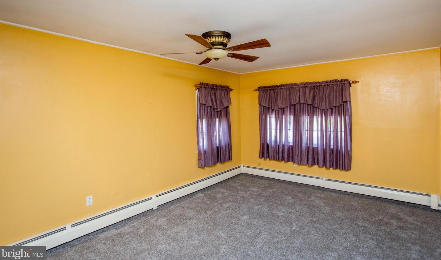 20 Sugarplum Rd, Levittown PA 19056-2221 exterior