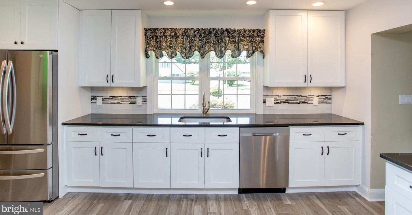 20 Sugarplum Rd, Levittown PA 19056-2221 exterior