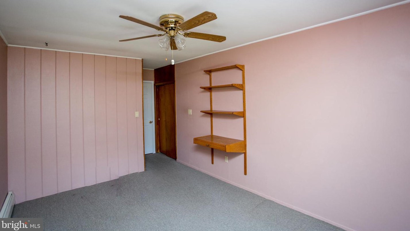 20 Sugarplum Rd, Levittown PA 19056-2221 exterior