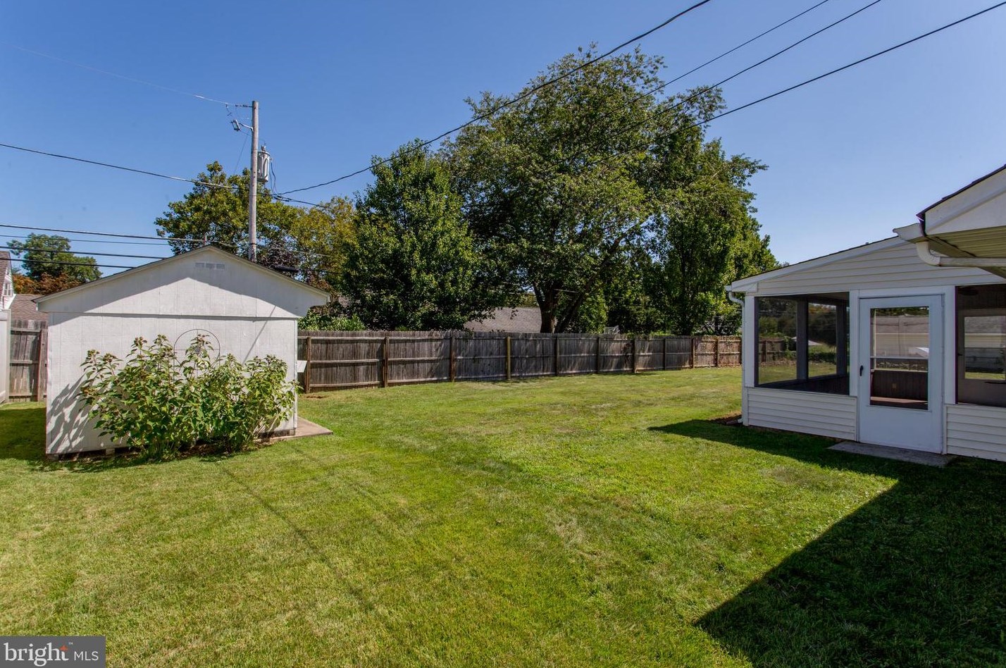 20 Sugarplum Rd, Levittown PA 19056-2221 exterior