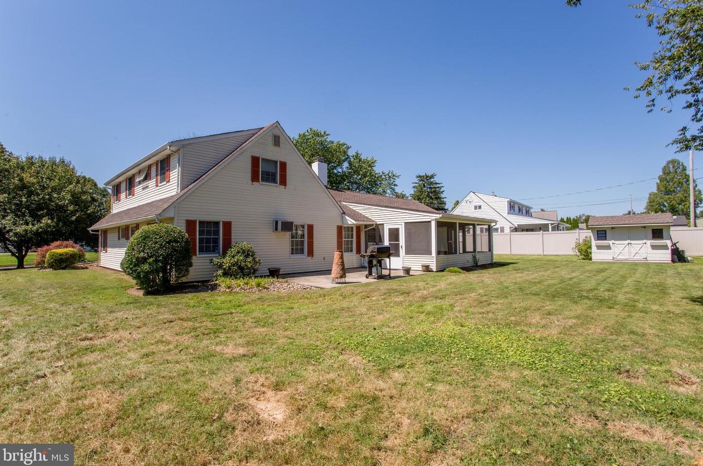 20 Sugarplum Rd, Levittown PA 19056-2221 exterior