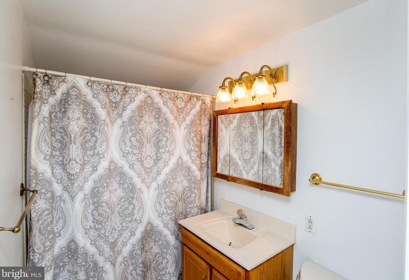 20 Sugarplum Rd, Levittown PA 19056-2221 exterior