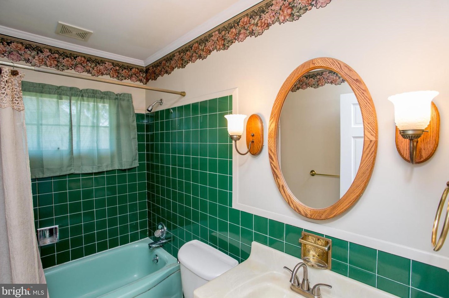 20 Sugarplum Rd, Levittown PA 19056-2221 exterior