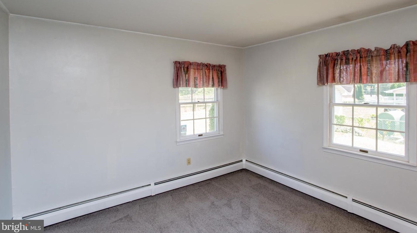 20 Sugarplum Rd, Levittown PA 19056-2221 exterior