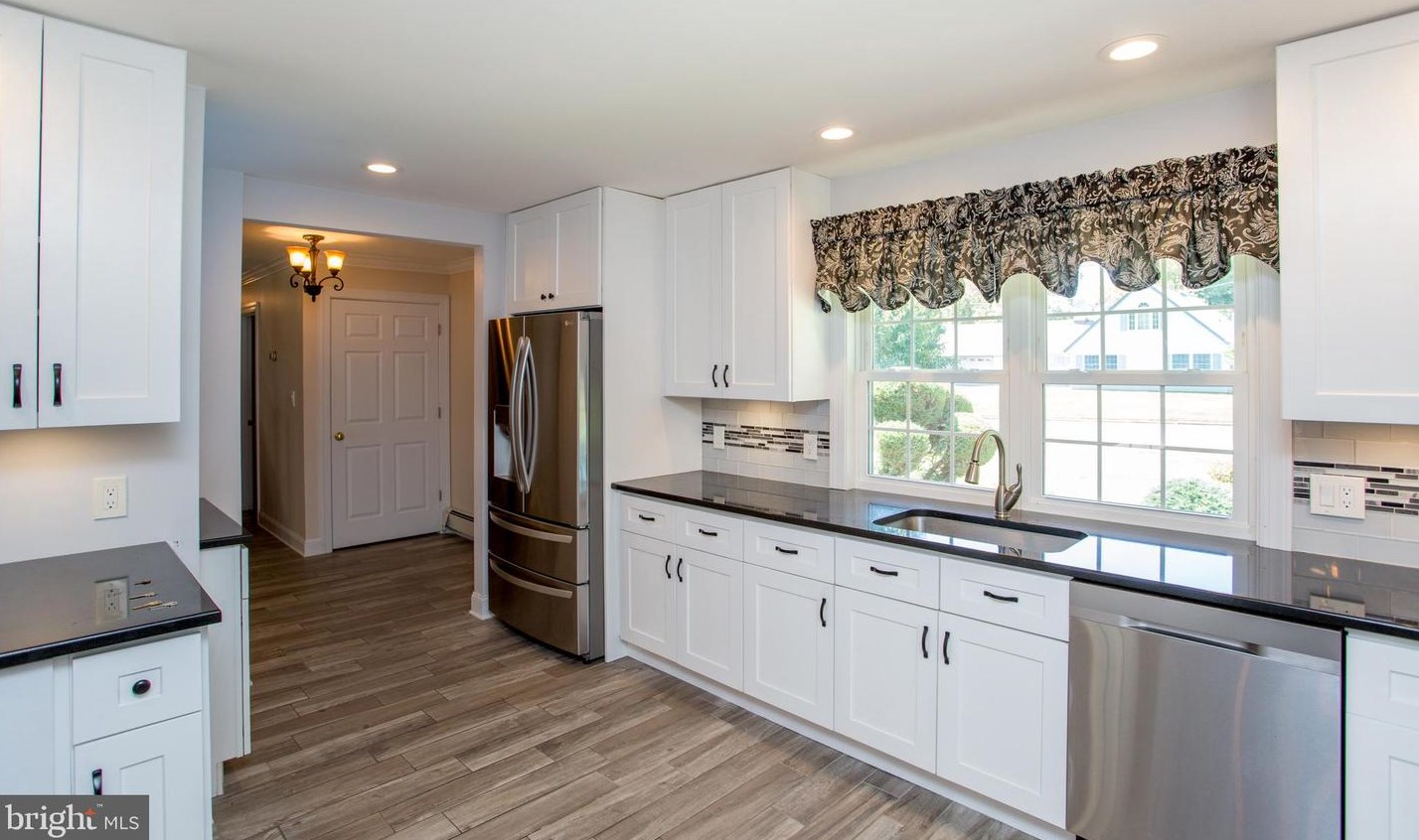 20 Sugarplum Rd, Levittown PA 19056-2221 exterior