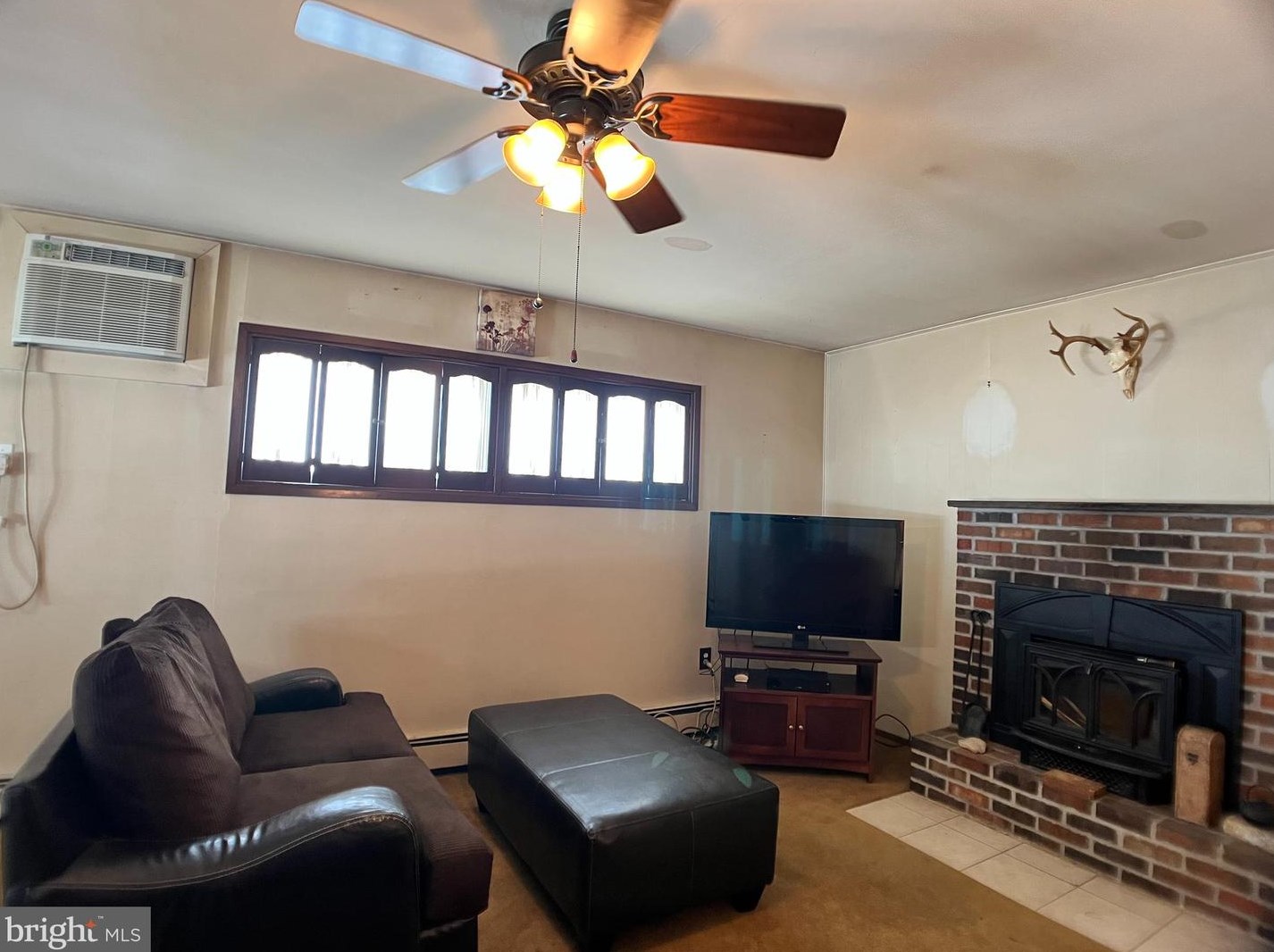 33 Ruby Ln, Levittown PA 19055-1432 exterior