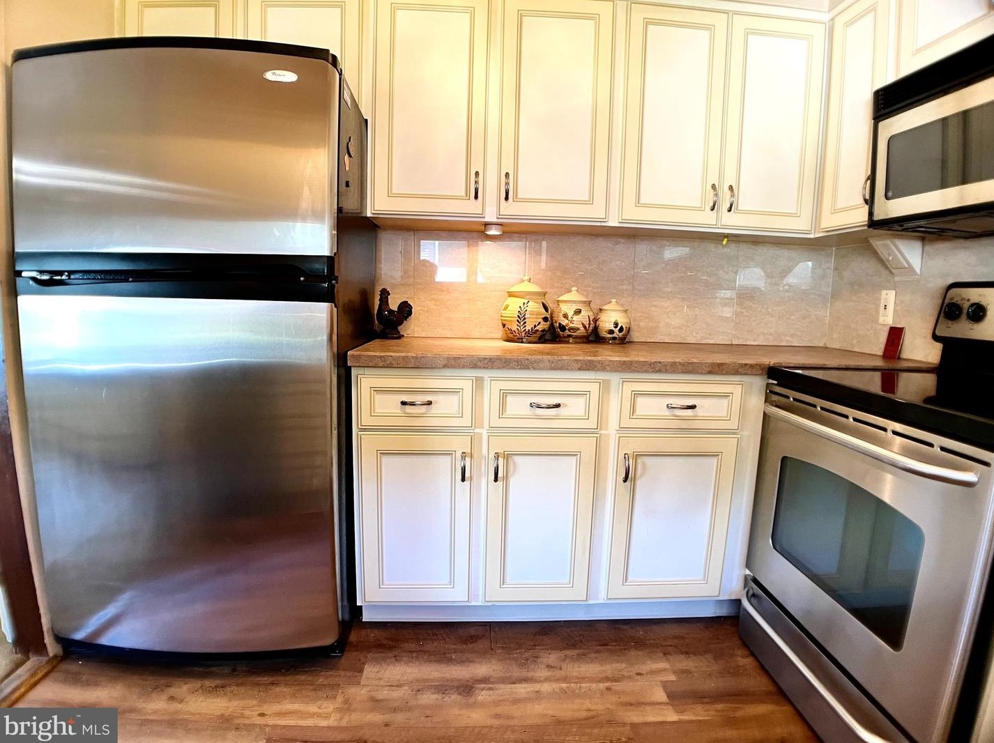 33 Ruby Ln, Levittown PA 19055-1432 exterior