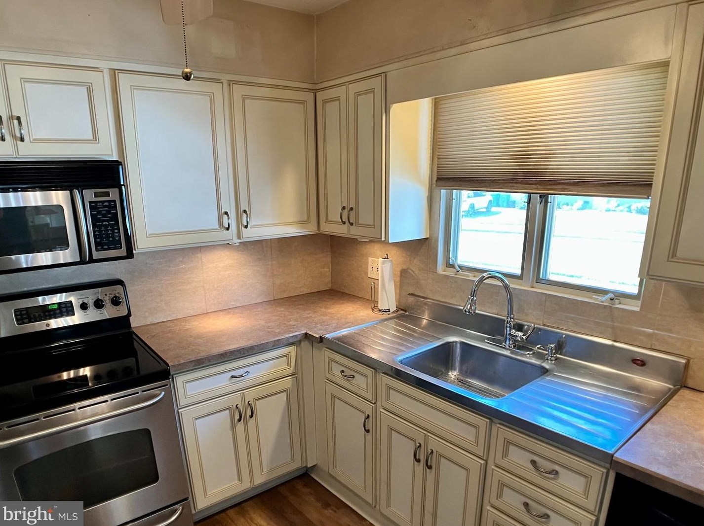 33 Ruby Ln, Levittown PA 19055-1432 exterior