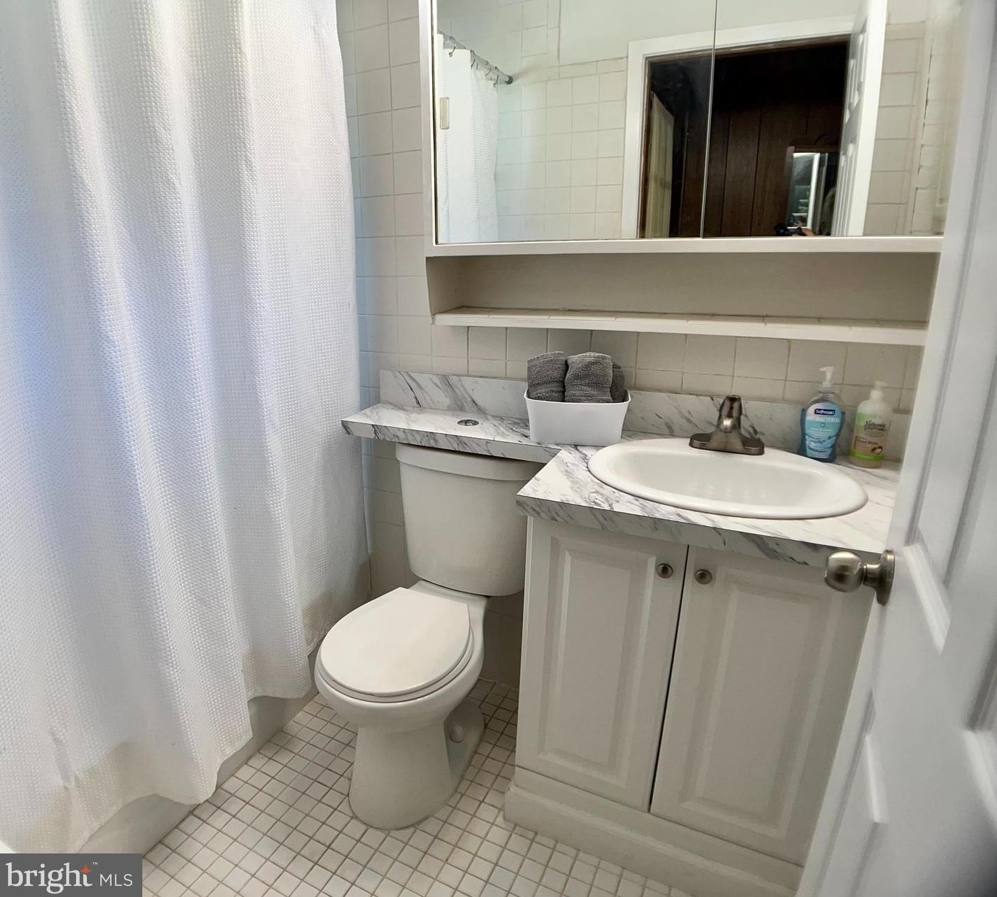 33 Ruby Ln, Levittown PA 19055-1432 exterior