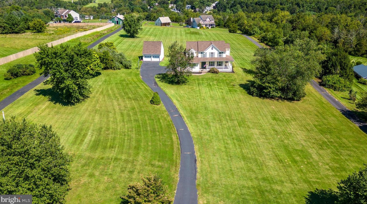 35 Steeple Dr, Kintnersville PA  18930-1652 exterior