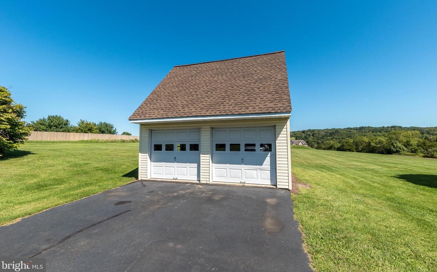 35 Steeple Dr, Kintnersville PA  18930-1652 exterior