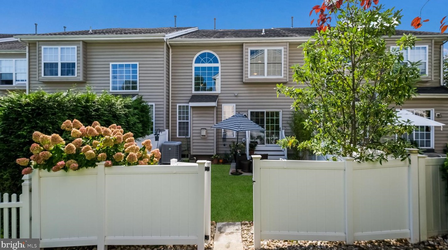 49 Wellington Rd, Upper Makefield PA 18940-3714 exterior