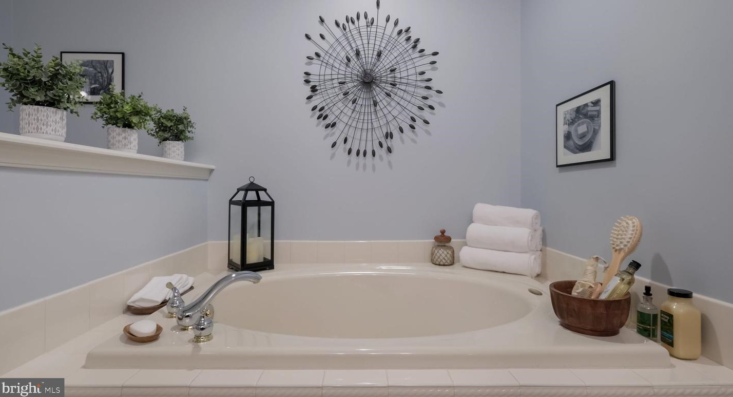 49 Wellington Rd, Upper Makefield PA 18940-3714 exterior