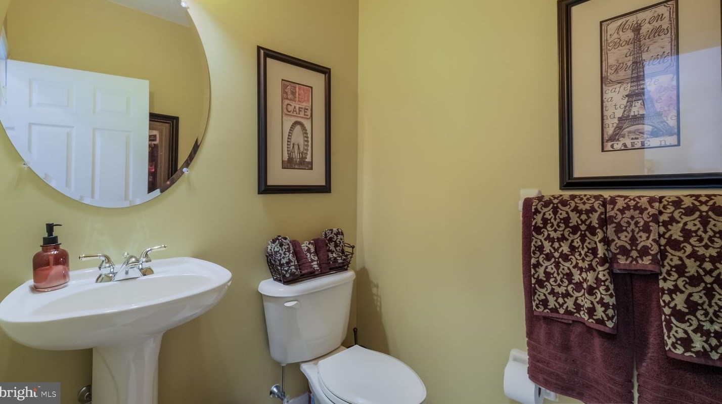 49 Wellington Rd, Upper Makefield PA 18940-3714 exterior