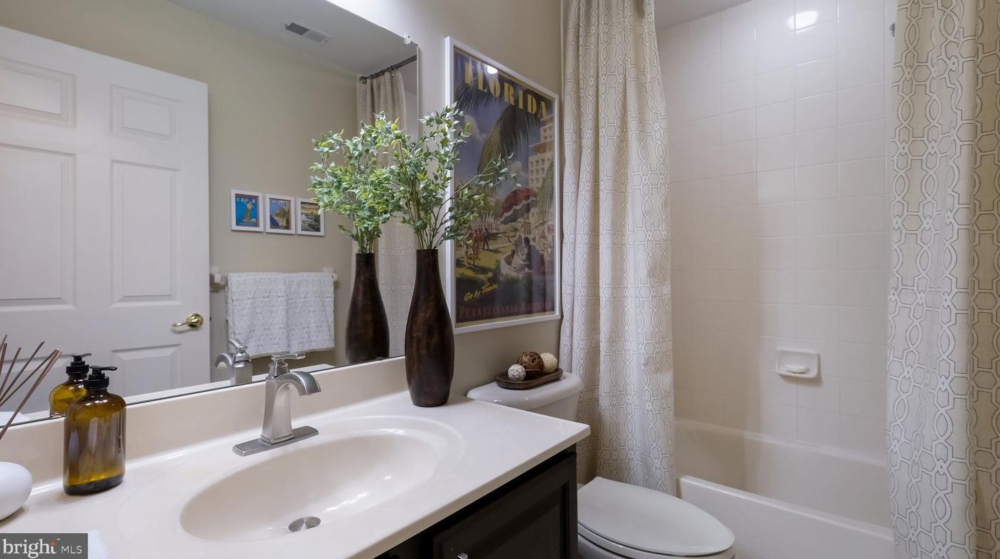 49 Wellington Rd, Upper Makefield PA 18940-3714 exterior